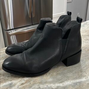 Seychelles ankle boot bootie leather black pull on size 8.5